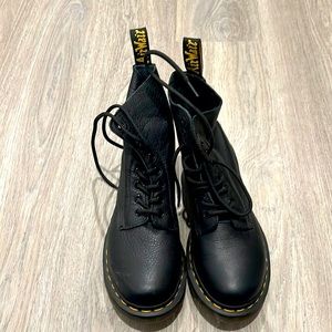 Womens doc Martin air walk classic.